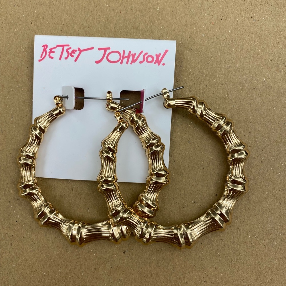 Hoops earrings
